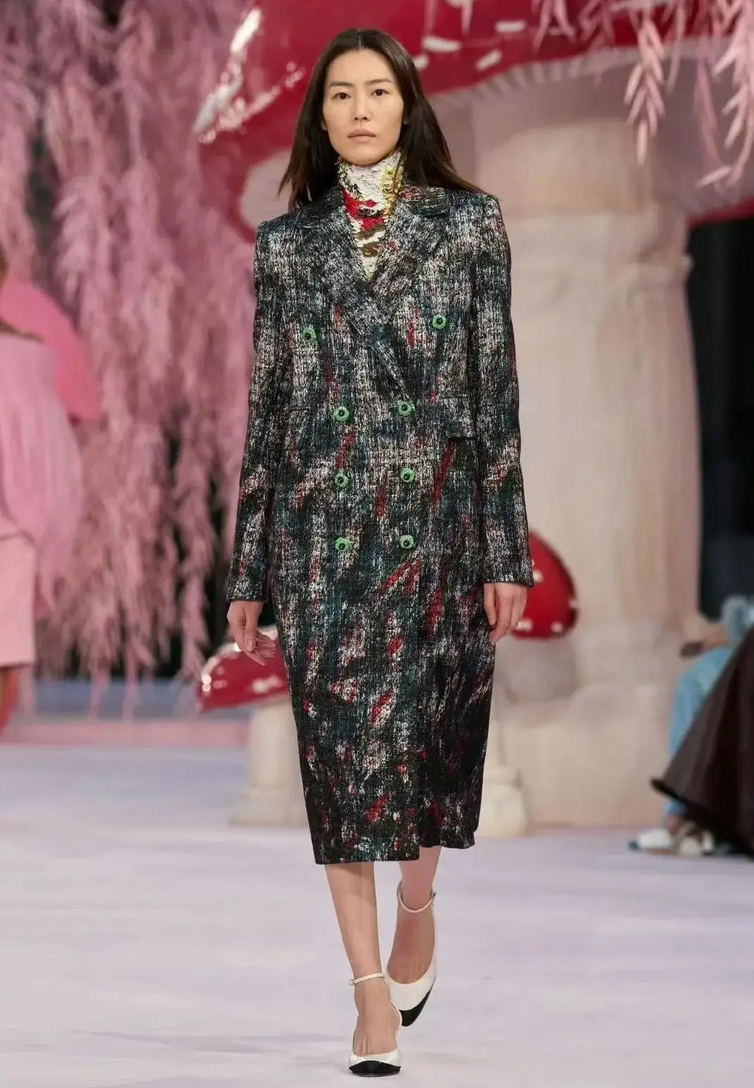 刘雯走秀引争议：疑似跛脚消极怠工，与何穗争倒数第一  第9张