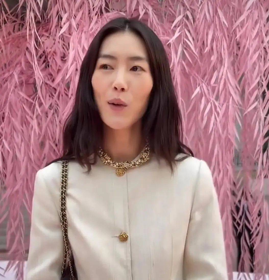 刘雯走秀引争议：疑似跛脚消极怠工，与何穗争倒数第一  第16张